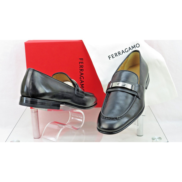 NIB FERRAGAMO DUMAS BLACK LEATHER METAL ENRAVED LOGO LOAFERS 11 EE